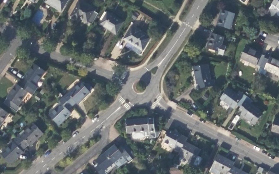 Vue aérienne du Rond-point anonyme n°221351891