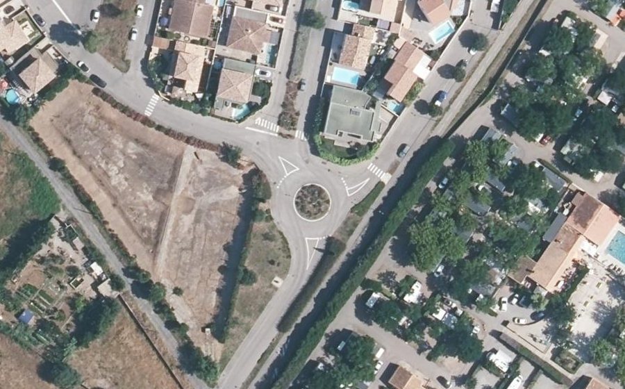 Vue aérienne du Rond-point anonyme n°221369727