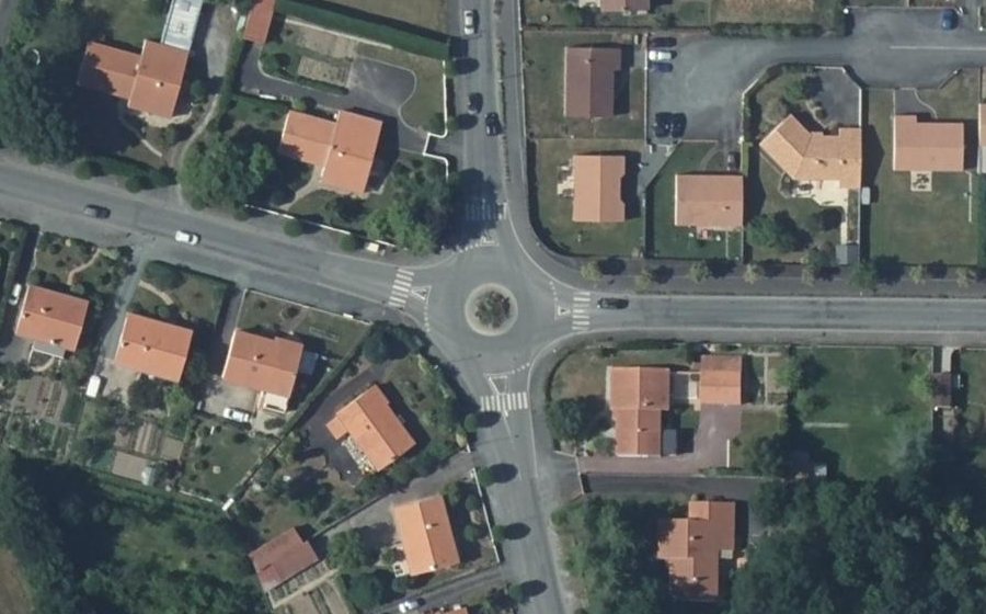 Vue aérienne du Rond-point anonyme n°221372859