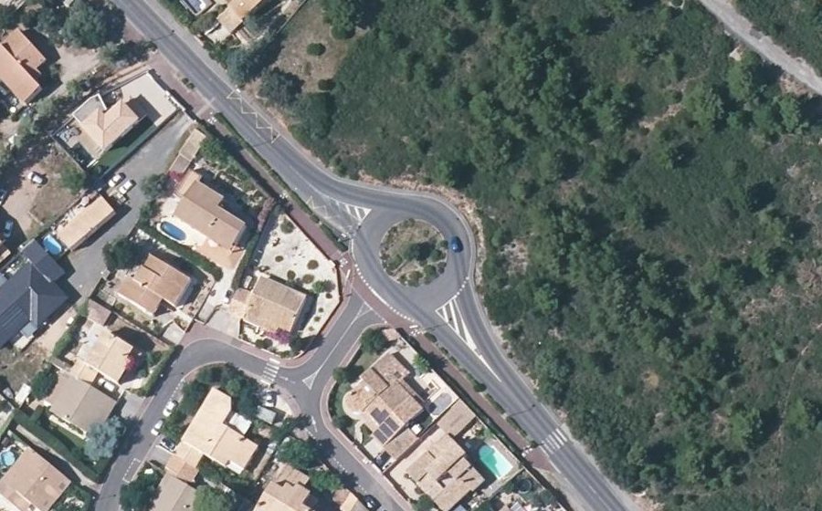 Vue aérienne du Rond-point anonyme n°221384946
