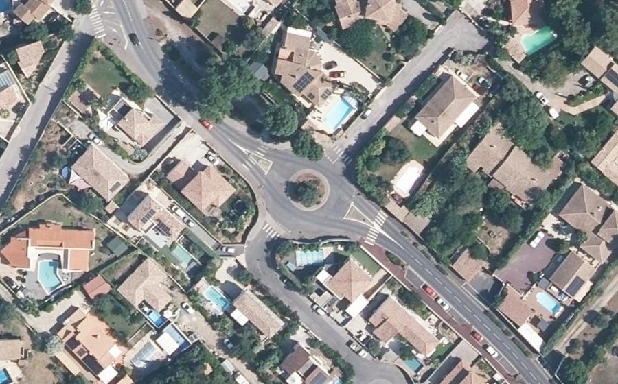 Vue aérienne du Rond-point anonyme n°221384947
