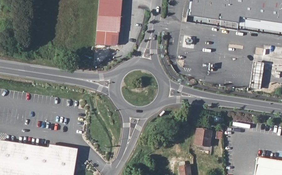 Vue aérienne du Rond-point anonyme n°221387505
