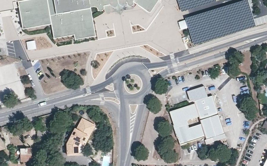 Vue aérienne du Rond-point anonyme n°221392857