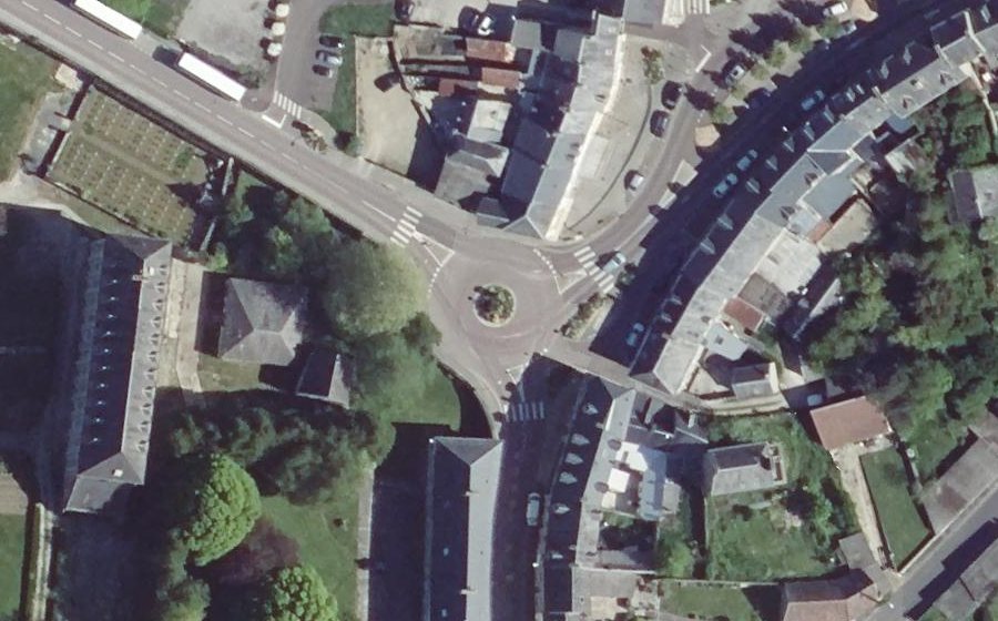 Vue aérienne du Rond-point anonyme n°221407158