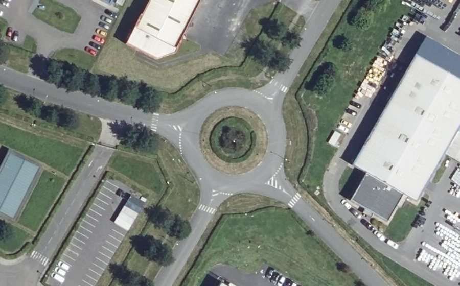 Vue aérienne du Rond-point anonyme n°221409580