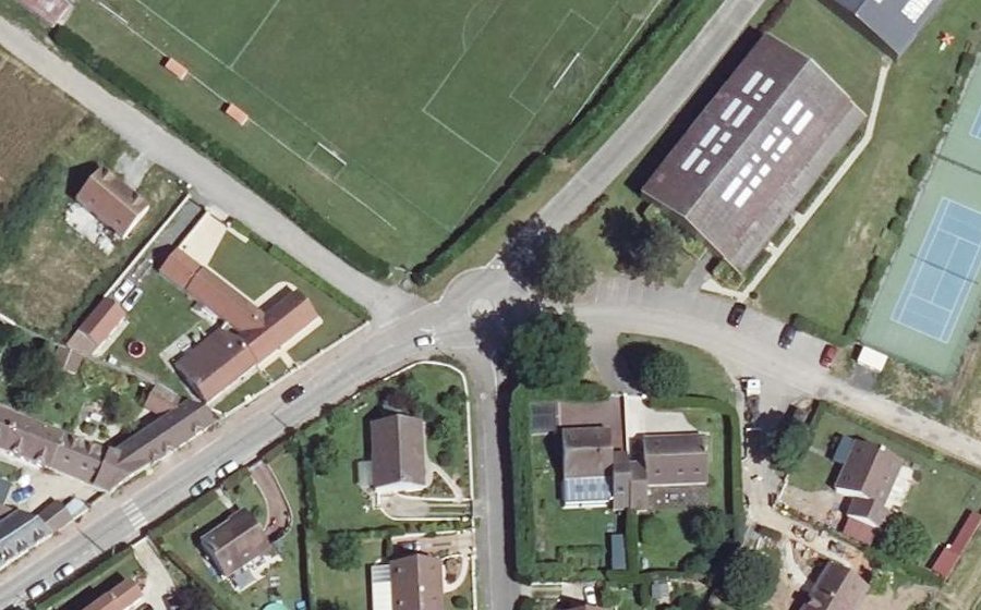 Vue aérienne du Rond-point anonyme n°221409581