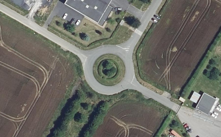Vue aérienne du Rond-point anonyme n°221409583