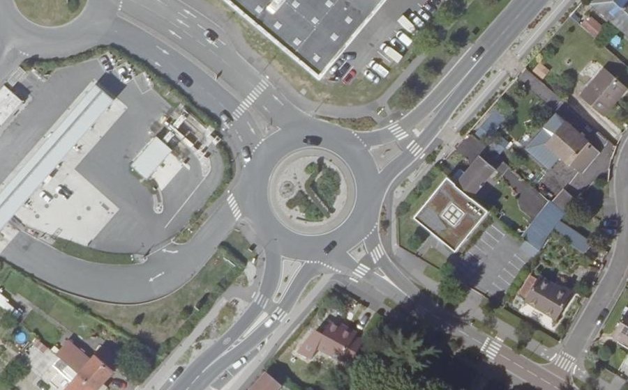 Vue aérienne du Rond-point anonyme n°221409596