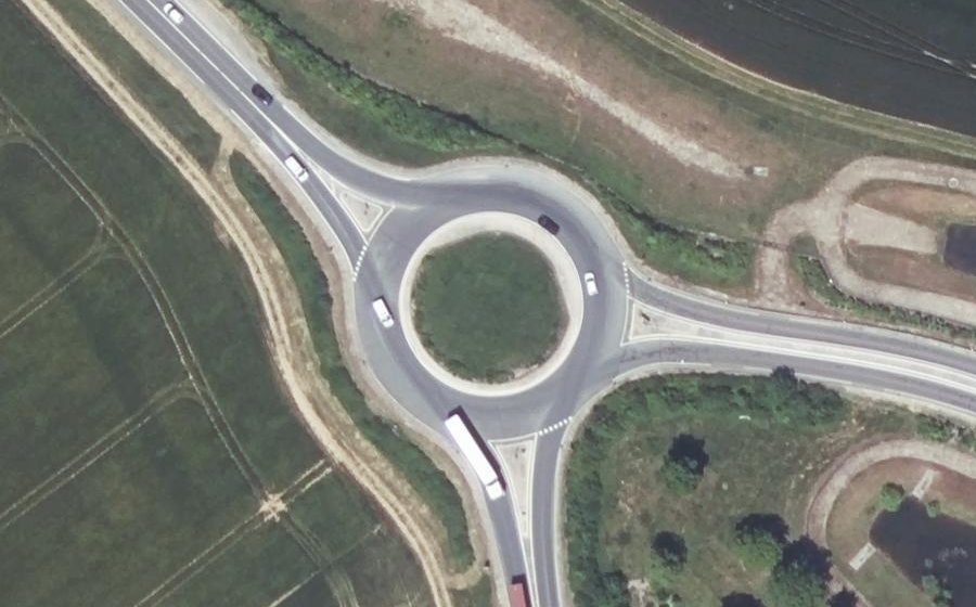Vue aérienne du Rond-point anonyme n°221460210