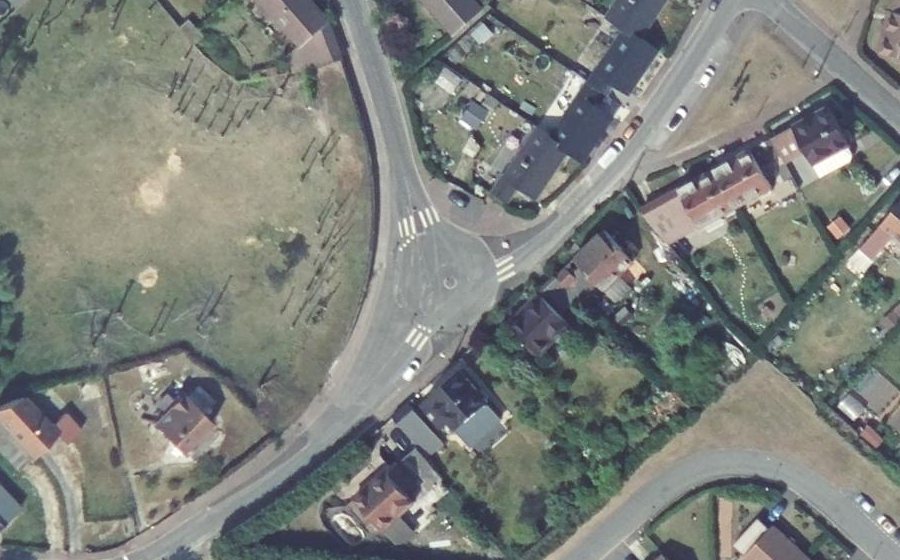 Vue aérienne du Rond-point anonyme n°221474394