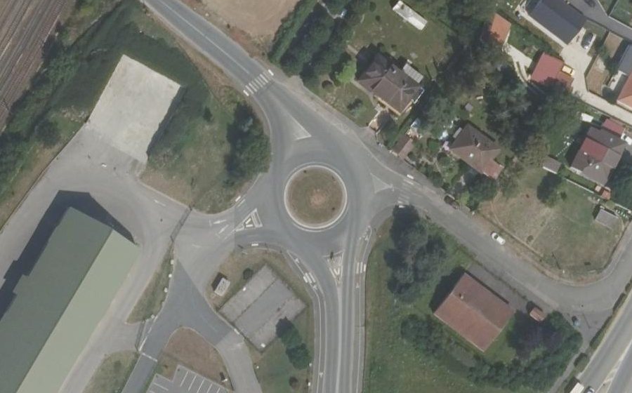 Vue aérienne du Rond-point anonyme n°221475176
