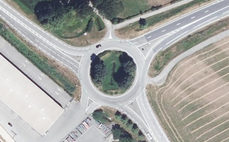 Vue aérienne du Rond-point anonyme n°221490067