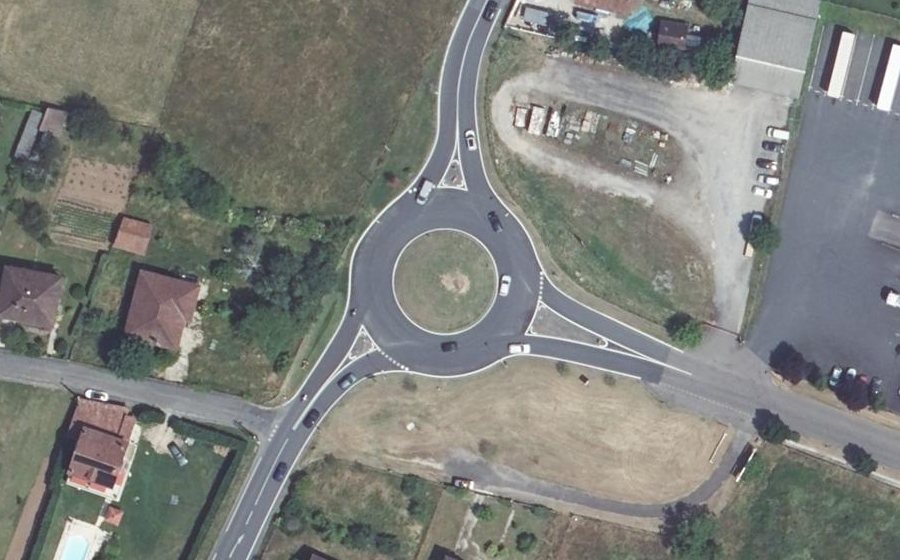 Vue aérienne du Rond-point anonyme n°221491233