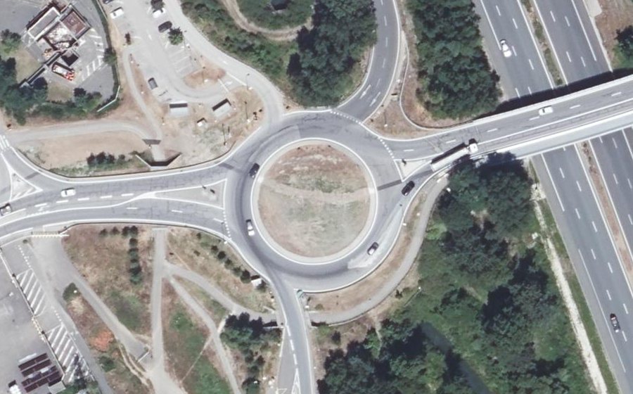 Vue aérienne du Rond-point anonyme n°221491413