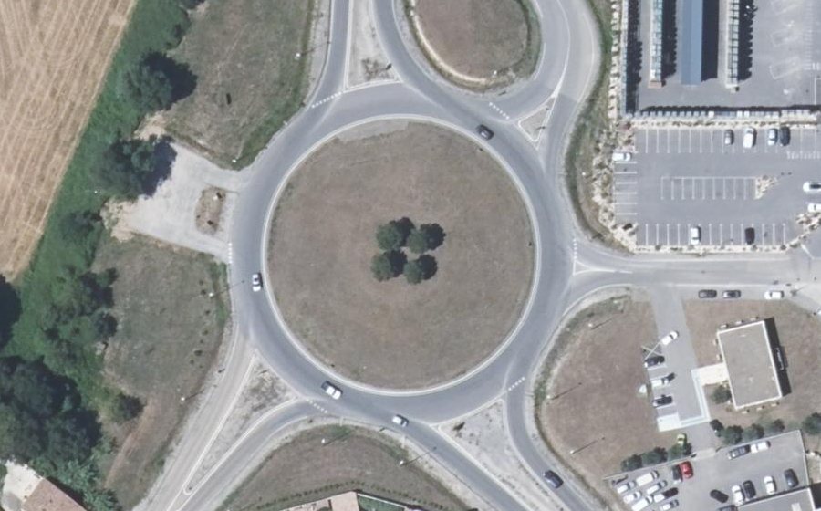 Vue aérienne du Rond-point anonyme n°221512405