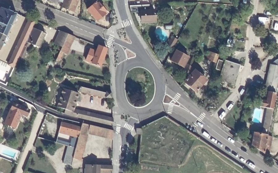 Vue aérienne du Rond-point anonyme n°221574334
