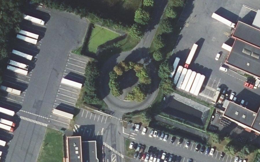 Vue aérienne du Rond-point anonyme n°221575306