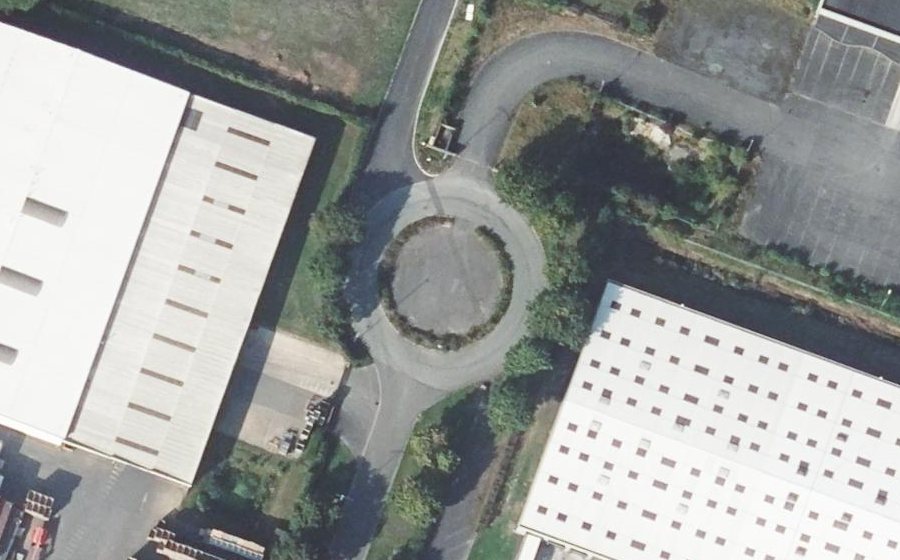 Vue aérienne du Rond-point anonyme n°221575603