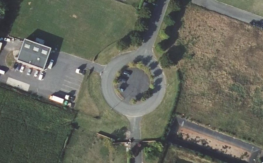 Vue aérienne du Rond-point anonyme n°221576431