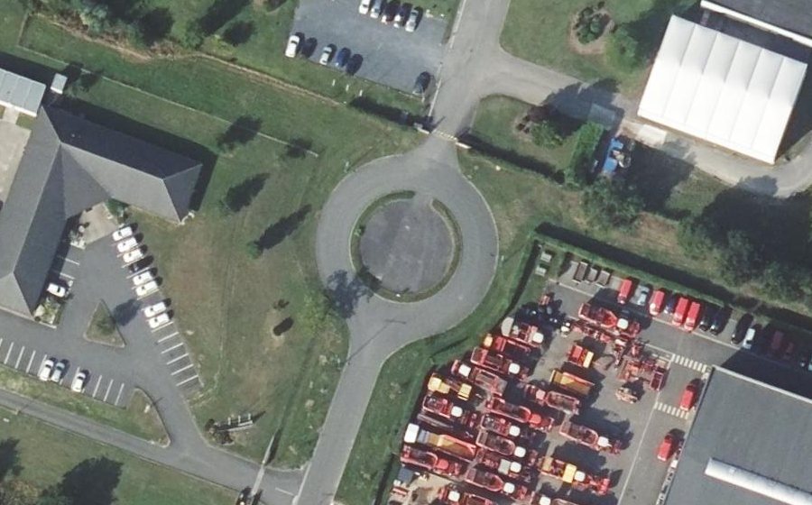 Vue aérienne du Rond-point anonyme n°221576760