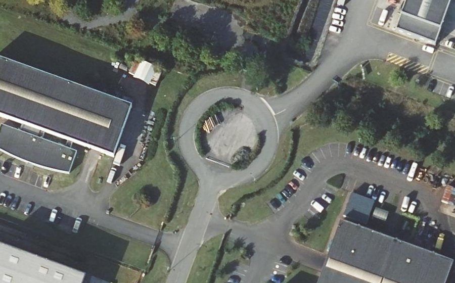 Vue aérienne du Rond-point anonyme n°221576761