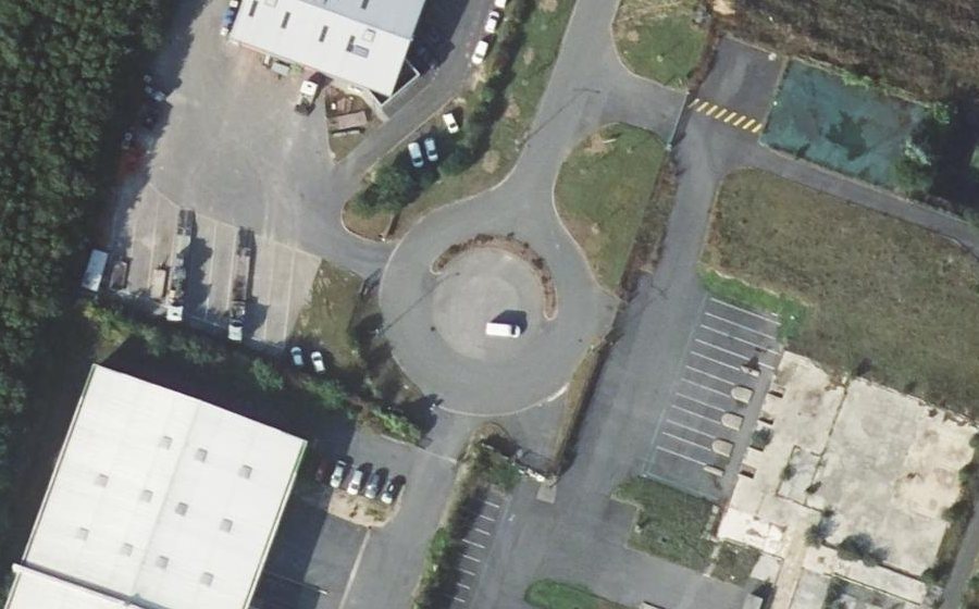 Vue aérienne du Rond-point anonyme n°221576839