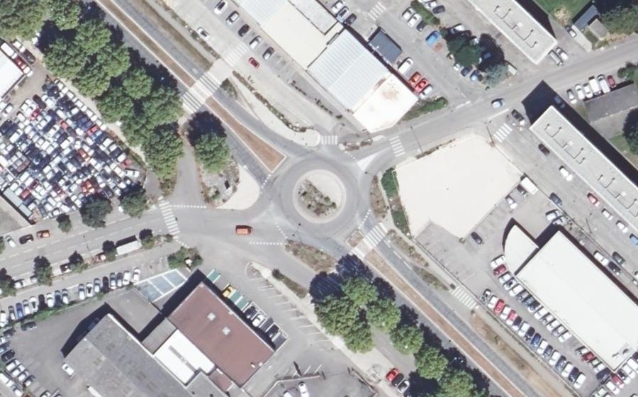 Vue aérienne du Rond-point anonyme n°221579609