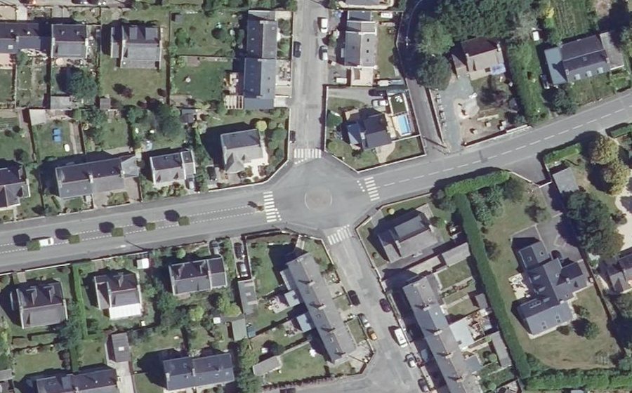 Vue aérienne du Rond-point anonyme n°221608757