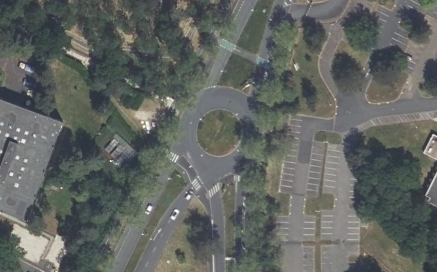 Vue aérienne du Rond-point anonyme n°221614224