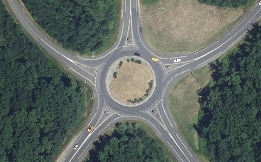 Vue aérienne du Rond-point anonyme n°221648339