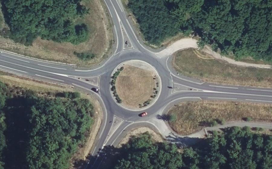 Vue aérienne du Rond-point anonyme n°221648340
