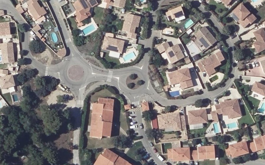 Vue aérienne du Rond-point anonyme n°221656418