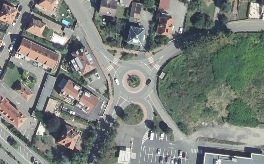 Vue aérienne du Rond-point anonyme n°221776814