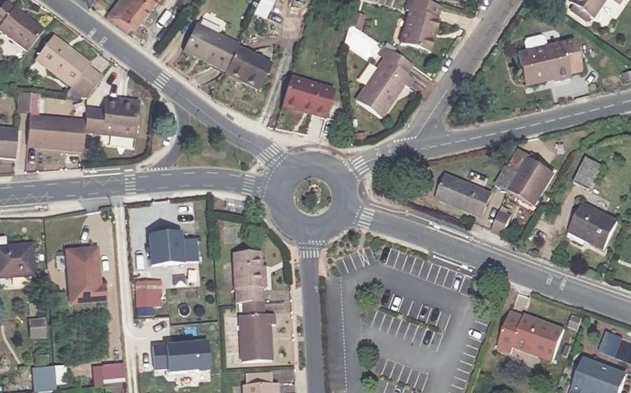 Vue aérienne du Rond-point anonyme n°221796714