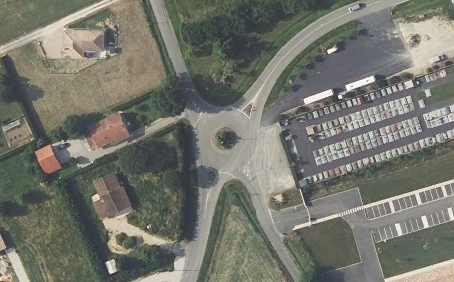 Vue aérienne du Rond-point anonyme n°221803134