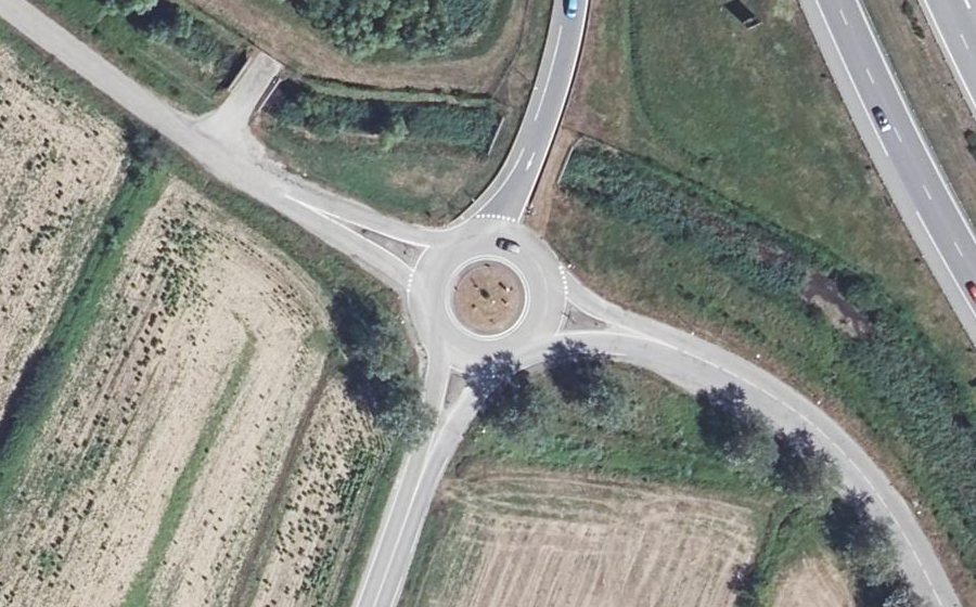 Vue aérienne du Rond-point anonyme n°221804836
