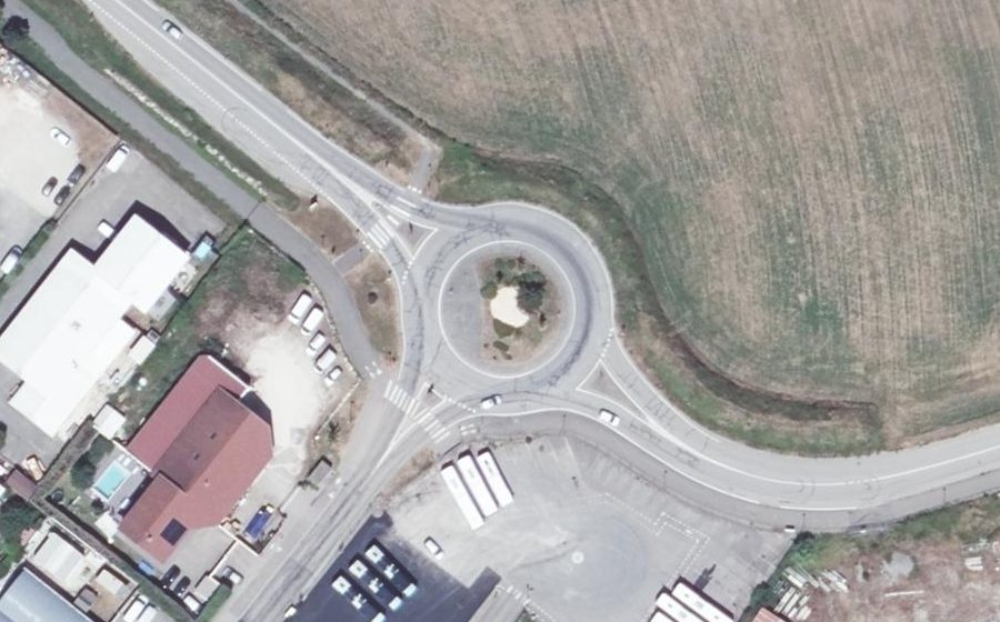 Vue aérienne du Rond-point anonyme n°221804839