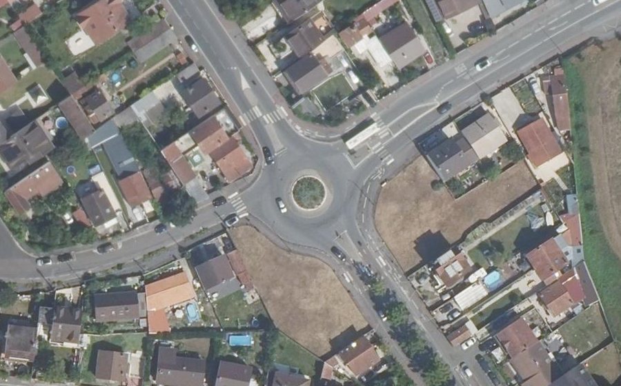 Vue aérienne du Rond-point anonyme n°221806728