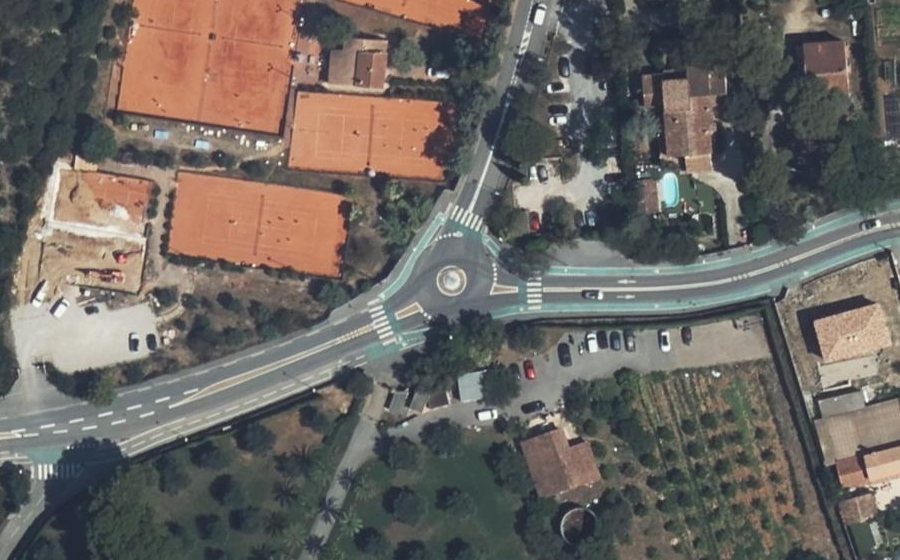 Vue aérienne du Rond-point anonyme n°221850274