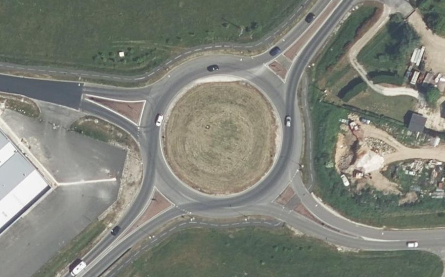 Vue aérienne du Rond-point anonyme n°221953696