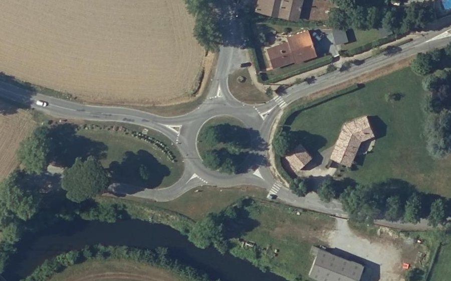 Vue aérienne du Rond-point anonyme n°221954784