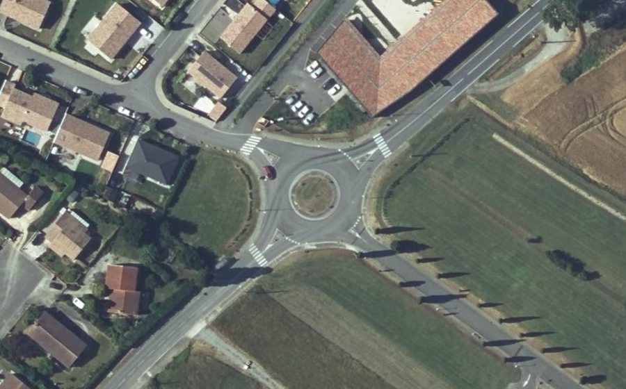 Vue aérienne du Rond-point anonyme n°221956860