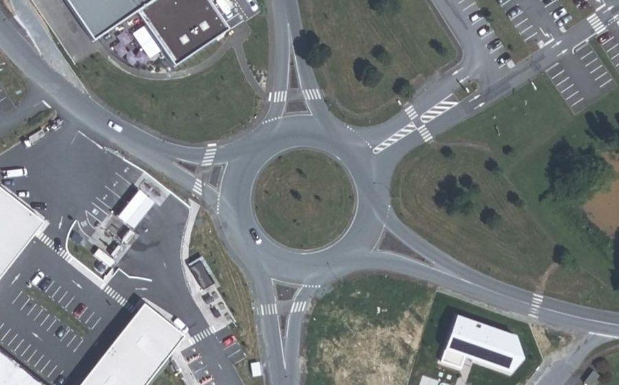 Vue aérienne du Rond-point anonyme n°221991262