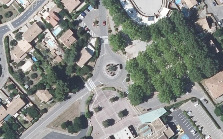 Vue aérienne du Rond-point anonyme n°222030869