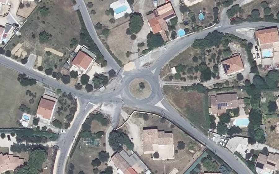 Vue aérienne du Rond-point anonyme n°222050736