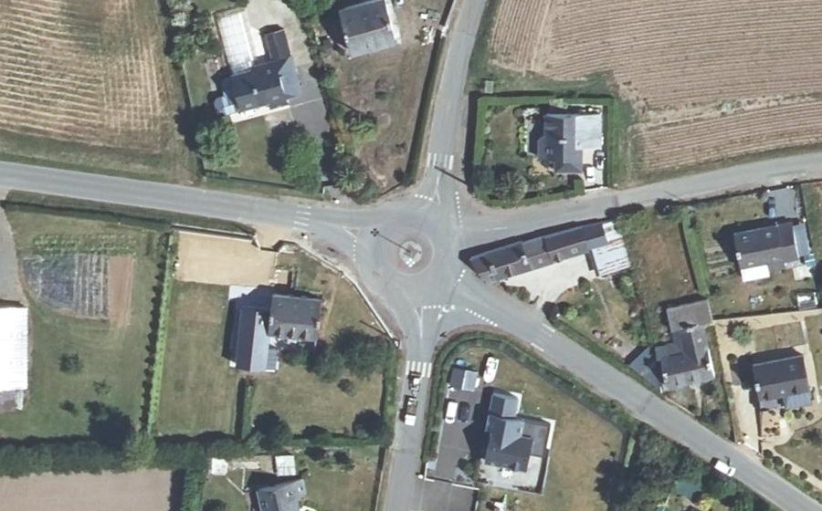 Vue aérienne du Rond-point anonyme n°222070925
