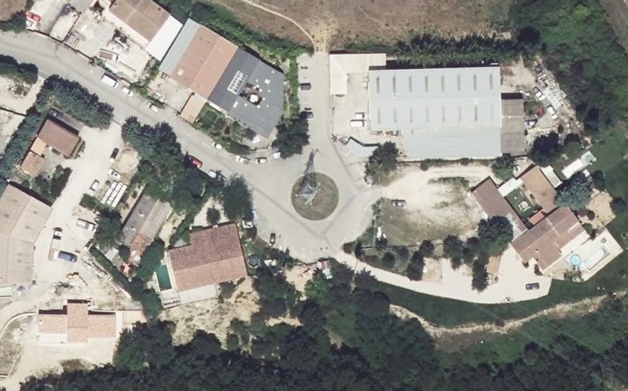 Vue aérienne du Rond-point anonyme n°222072825