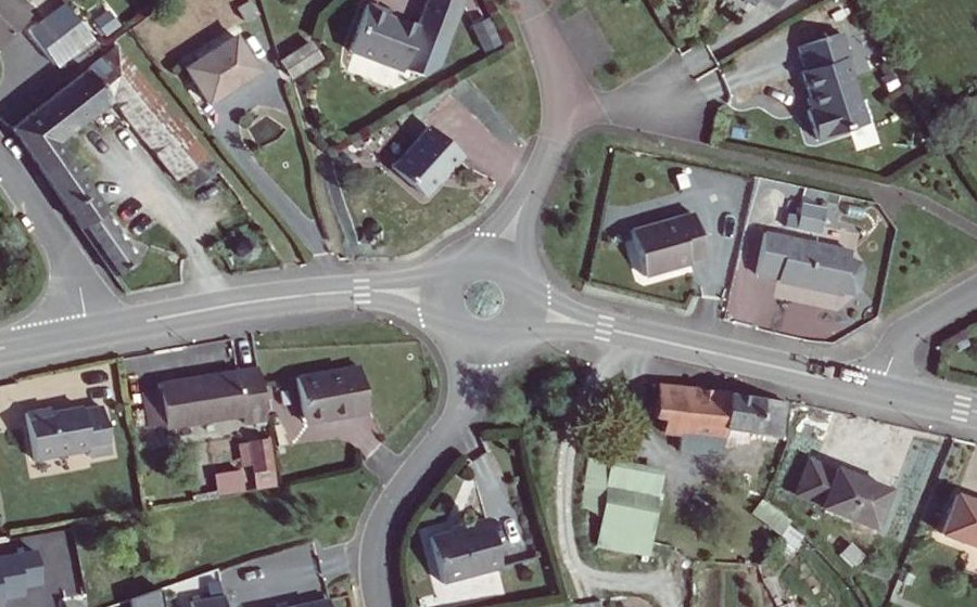 Vue aérienne du Rond-point anonyme n°222148601