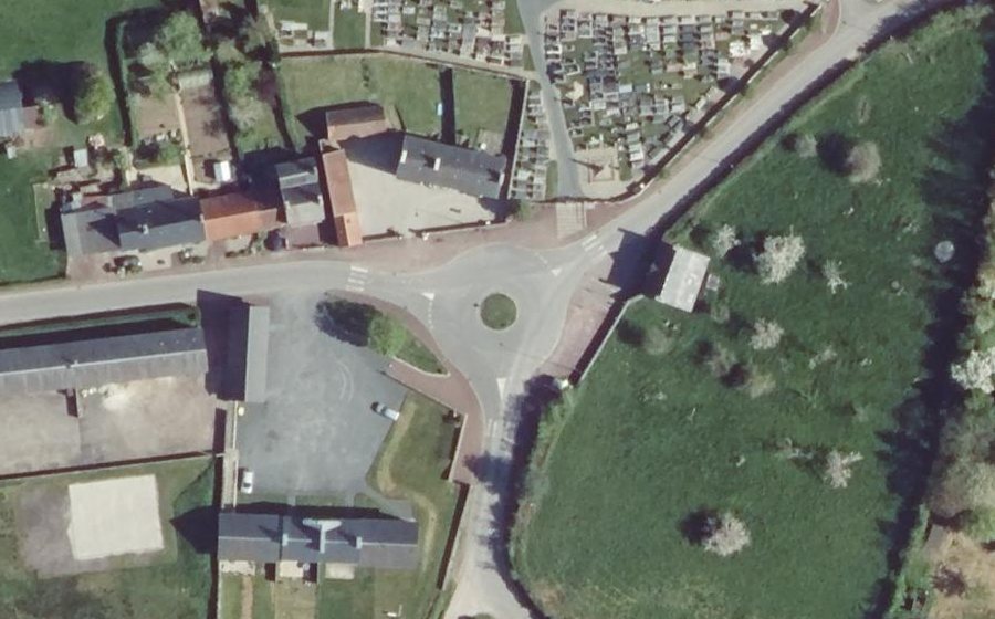 Vue aérienne du Rond-point anonyme n°222317728