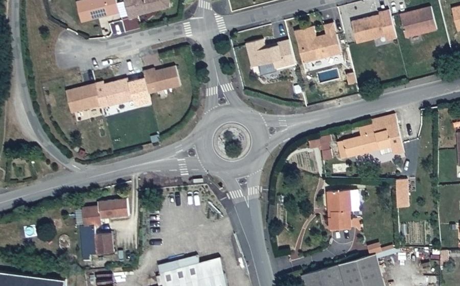 Vue aérienne du Rond-point anonyme n°222321928